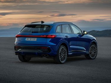 Audi SQ5 ثالثاً، دفع رباعي 5 أبواب — منظر خلفي بزاوية ثلاثة أرباع
