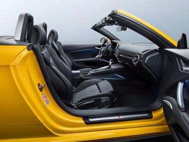 Audi TT III (8S) Рестайлинг, Родстер — общий вид салона