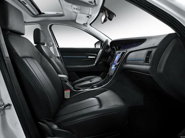 BAIC EU I، سيدان — المقاعد الأمامية