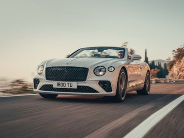 Bentley Continental GT ثالثاً، قابلة للتحويل — منظر أمامي أيمن