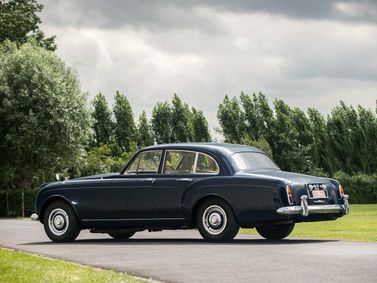 Bentley S II, Седан — вид сзади справа