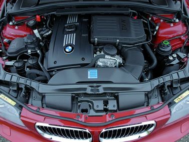 BMW 1 Series I (E81/E82/E87/E88) عملية فيس ليفت، كوبيه — حجرة المحرك