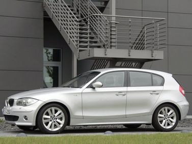BMW 1 Series ط (E81/إي82/إي87/إي88)، هاتشباك 5 أبواب — منظر أمامي أيسر