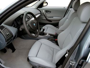 BMW 1 Series ط (E81/إي82/إي87/إي88)، هاتشباك 5 أبواب — منطقة السائق
