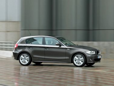 BMW 1 Series ط (E81/إي82/إي87/إي88)، هاتشباك 5 أبواب — منظر أمامي أيمن