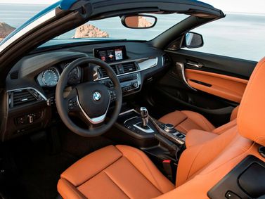 BMW 2 Series F22 Рестайлинг, Кабриолет — место водителя