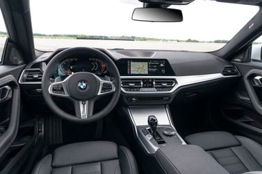 BMW 2 Series G42، كوبيه — منطقة السائق