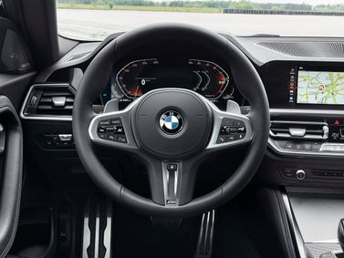 BMW 2 Series G42، كوبيه — عجلة القيادة