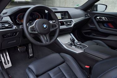 BMW 2 Series G42، كوبيه — منطقة السائق