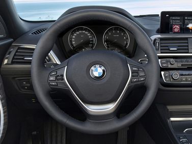 BMW 2 Series F22 Рестайлинг, Кабриолет — место водителя