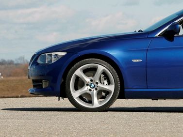 BMW 3 Series عملية فيس ليفت V (E90/E90/E91/E92/E93)، قابلة للتحويل — منظر أمامي أيسر