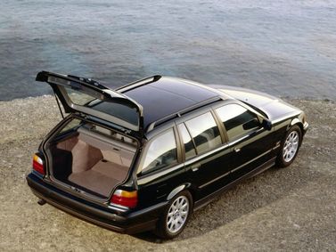 BMW 3 Series III (E36)، واجون 5 أبواب — منظر خلفي أيمن