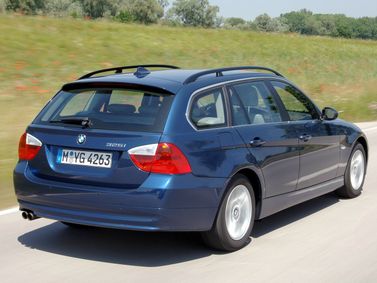 BMW 3 Series V (e90/e90/e91/e92/e93)، واجون 5 أبواب — منظر خلفي أيمن