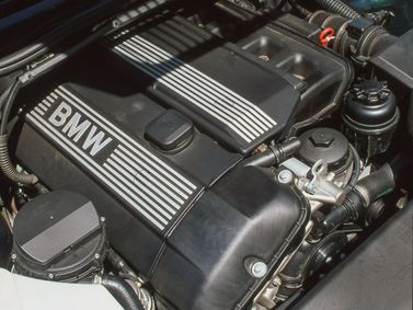 BMW 3 Series IV (E46)، واجون 5 أبواب — حجرة المحرك