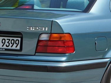 BMW 3 Series III (E36)، سيدان — الجزء الخلفي من السيارة عن قرب