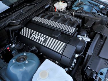 BMW 3 Series III (E36)، سيدان — حجرة المحرك