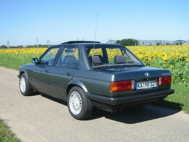 BMW 3 Series II (E30)، سيدان — منظر خلفي أيمن