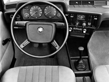 BMW 3 Series I (E21)، سيدان ببابين — منطقة السائق