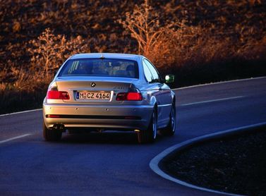 BMW 3 Series عملية فيس ليفت IV (E46)، كوبيه — منظر خلفي أيمن