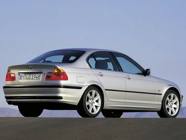 BMW 3 Series IV (E46)، سيدان — منظر خلفي أيمن