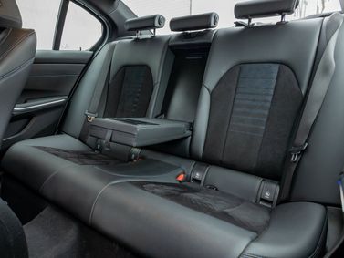 BMW 3 Series سابعاً (G2x)، سيدان — المقاعد الخلفية