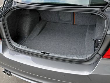 BMW 3 Series عملية فيس ليفت V (E90/E90/E91/E92/E93)، سيدان — حجرة الأمتعة