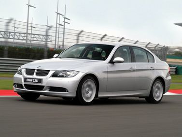 BMW 3 Series V (e90/e90/e91/e92/e93)، سيدان — منظر أمامي أيمن