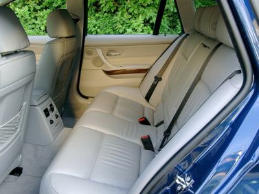 BMW 3 Series V (e90/e90/e91/e92/e93)، واجون 5 أبواب — المقاعد الخلفية