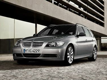 BMW 3 Series V (e90/e90/e91/e92/e93)، واجون 5 أبواب — منظر أمامي أيمن