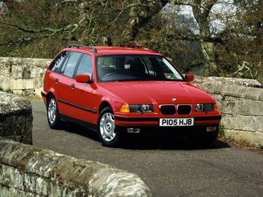 BMW 3 Series III (E36)، واجون 5 أبواب — منظر أمامي أيمن