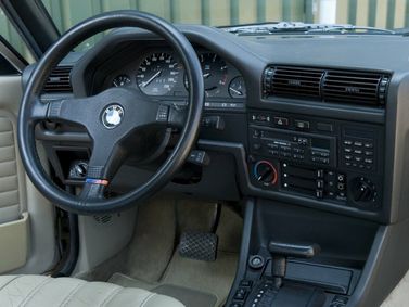 BMW 3 Series II (E30)، سيدان — لوحة القيادة