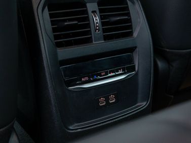 BMW 3 Series سابعاً (G2x)، سيدان — تفصيل داخلي