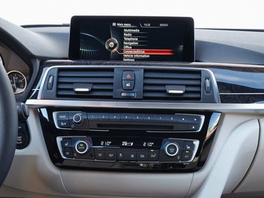BMW 3 Series عملية فيس ليفت VI (F3x)، سيدان — الكونسول الوسطي