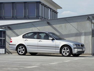 BMW 3 Series عملية فيس ليفت IV (E46)، سيدان — منظر من الجانب الأيمن