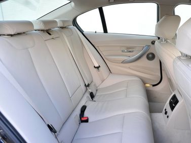 BMW 3 Series السادس (F3x)، سيدان — المقاعد الخلفية