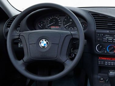BMW 3 Series III (E36)، سيدان — منطقة السائق