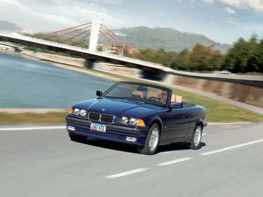BMW 3 Series III (E36)، قابلة للتحويل — منظر أمامي أيمن
