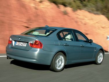 BMW 3 Series V (e90/e90/e91/e92/e93)، سيدان — منظر خلفي أيمن