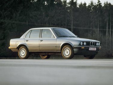 BMW 3 Series II (E30)، سيدان — منظر أمامي أيمن