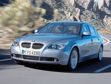 BMW 5 Series V (E60/E61)، سيدان — منظر أمامي أيمن