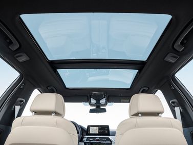 BMW 5 Series عملية فيس ليفت VII (G30/G31)، واجون 5 أبواب — منظر عام للمقصورة