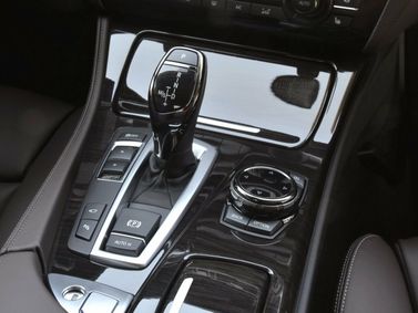 BMW 5 Series عملية فيس ليفت VI (F10/F11/F07)، سيدان — الكونسول الوسطي
