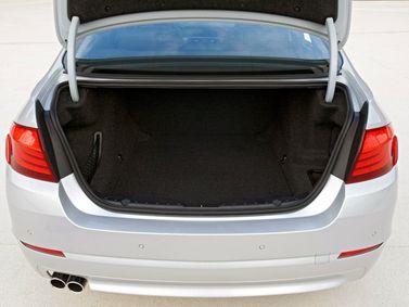 BMW 5 Series السادس (ف10/ف11/ف07)، سيدان Long — حجرة الأمتعة