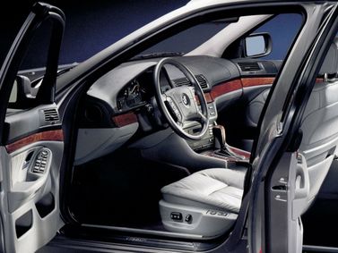 BMW 5 Series IV (E39)، سيدان — منطقة السائق