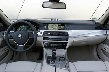 BMW 5 Series عملية فيس ليفت VI (F10/F11/F07)، واجون 5 أبواب — لوحة القيادة
