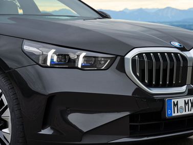 BMW 5 Series VIII (G60/ G61/ G68)، سيدان — منظر أمامي