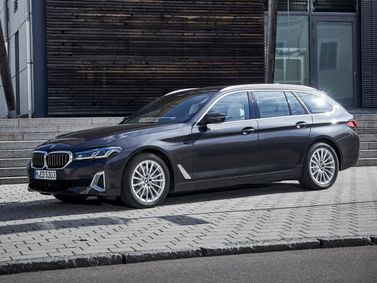 BMW 5 Series عملية فيس ليفت VII (G30/G31)، واجون 5 أبواب — منظر أمامي أيمن