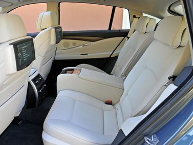 BMW 5 Series السادس (ف10/ف11/ف07)، ليفتباك Gran Turismo — المقاعد الخلفية