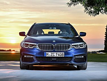 BMW 5 Series سابعاً (G30/G31)، واجون 5 أبواب — منظر أمامي