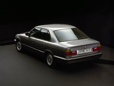 BMW 5 Series III (E34)، سيدان — منظر خلفي أيسر